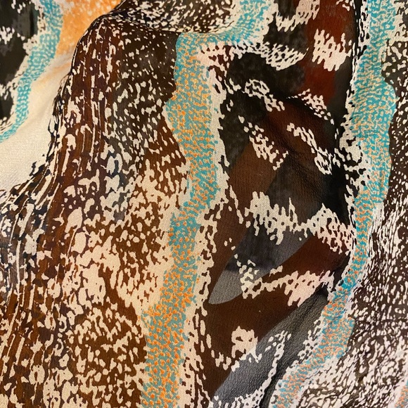 Diane Von Furstenberg button up top - Picture 5 of 9